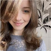 Ciao! Io sono Giulia, frequento la facoltà di architettura e amo trasmettere tutto ciò che l’arte può offrire. Mi piace vedere i bambini sorridere e , se vorrai, potrò darti una mano in altre materie ! Ho conseguito la maturità classica e posso insegnarti